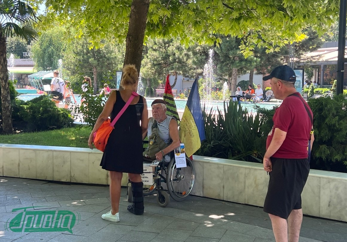 Люди підходять, аби задонатити й привітатися: херсонець дядя Гриша приїхав до Одеси (фото)